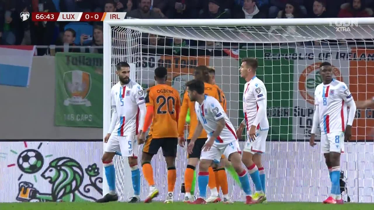 ¡GOL!  anota para Irlanda. Shane Duffy