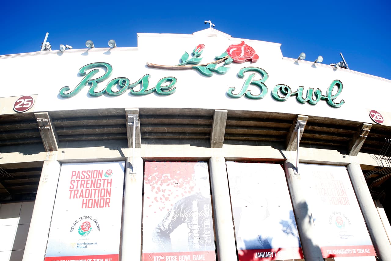 El Rose Bowl está en la ciudad de Pasadena, California, y es la sede de los UCLA Bruins del fútbol americano colegial de los Estados Unidos de América.