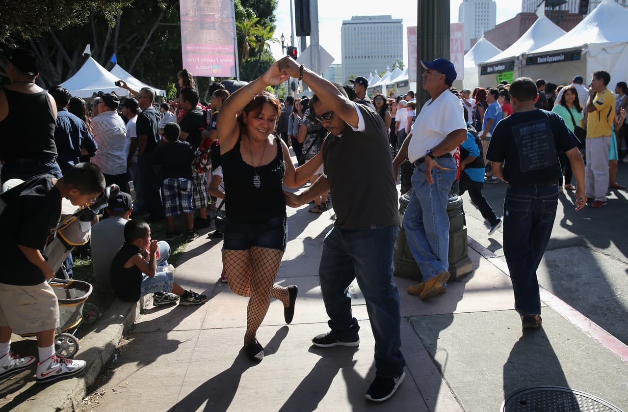 La ciudad de Pasadena tiene una población de 137,122 personas (en censo del 2010) y es parte del condado de Los Angeles, con una población de 11,099,849 personas (en censo de 2011).