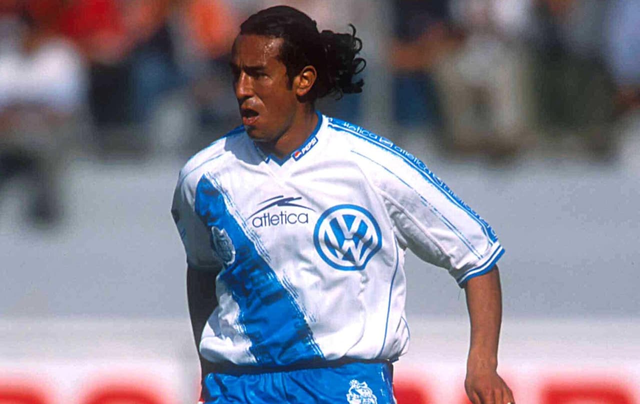 José Luis Sixtos cerró su trayectoria de ocho años con Cruz Azul en 2000, cuando pasó a Puebla. Allí se le detectó un cáncer y estuvo tres años fuera de competencia. Se retiró en Riviera Maya en 2004.