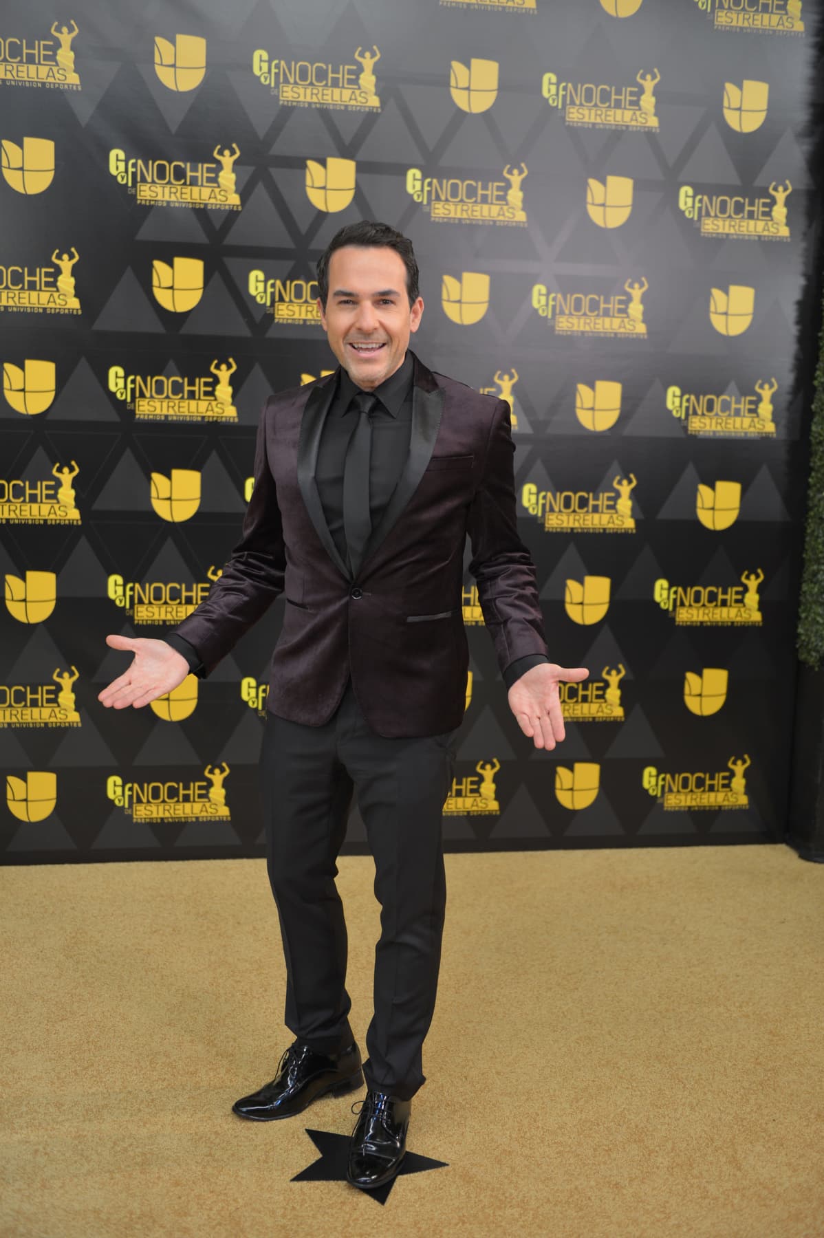 Carlos Calderón de Sal y Pimienta llega a la alfombra roja.