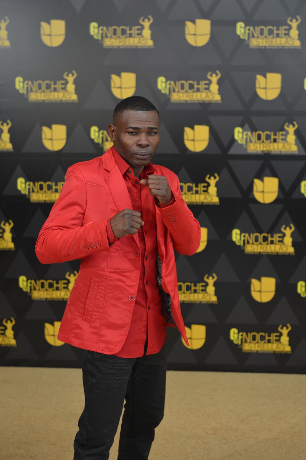El boxeador cubano Guillermo Rigondeaux listo para dar la pelea en la alfombra roja.