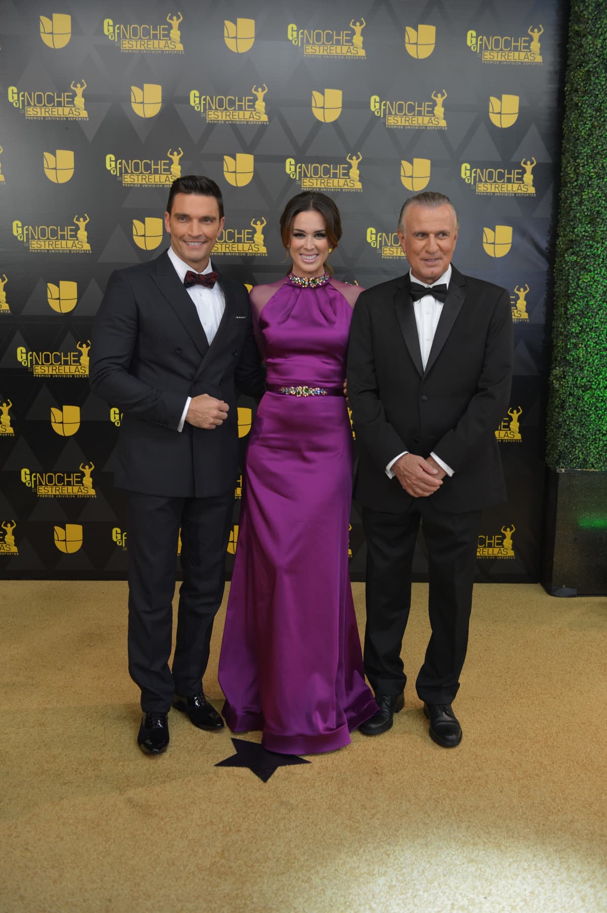 Julián Gil, Jacqueline Bracamontes y el Profe Bracamontes listos para la gran noche.
