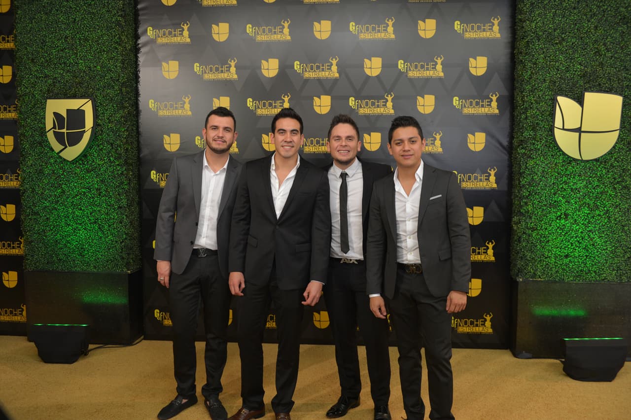 Te traemos lo mejor de la alfombra roja repleta de estrellas y deportistas en la gala de los Premios Univision Deportes 2015.