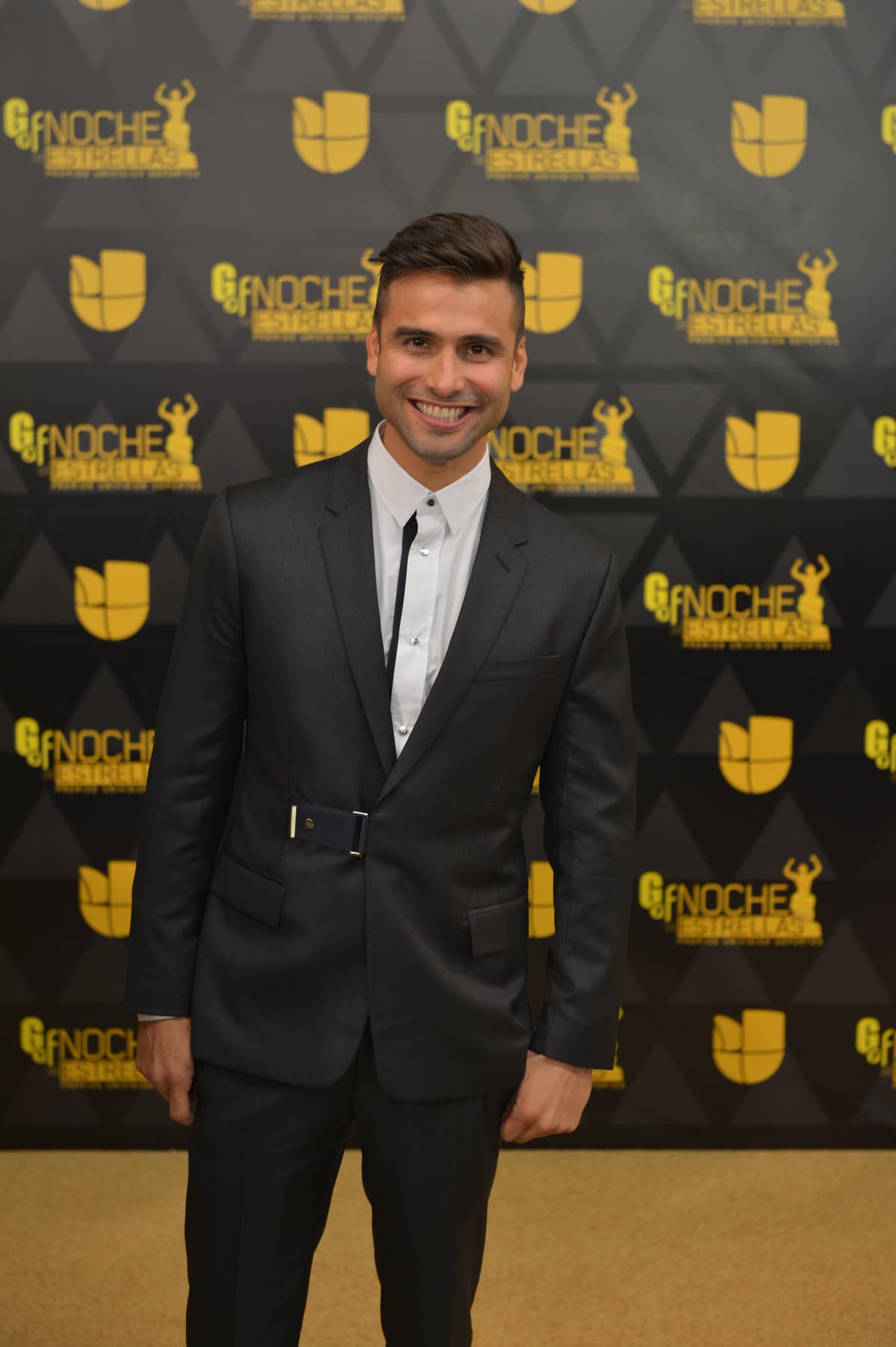 Christian Daniel llega a la alfombra roja en medio de la algarabía de las chicas.