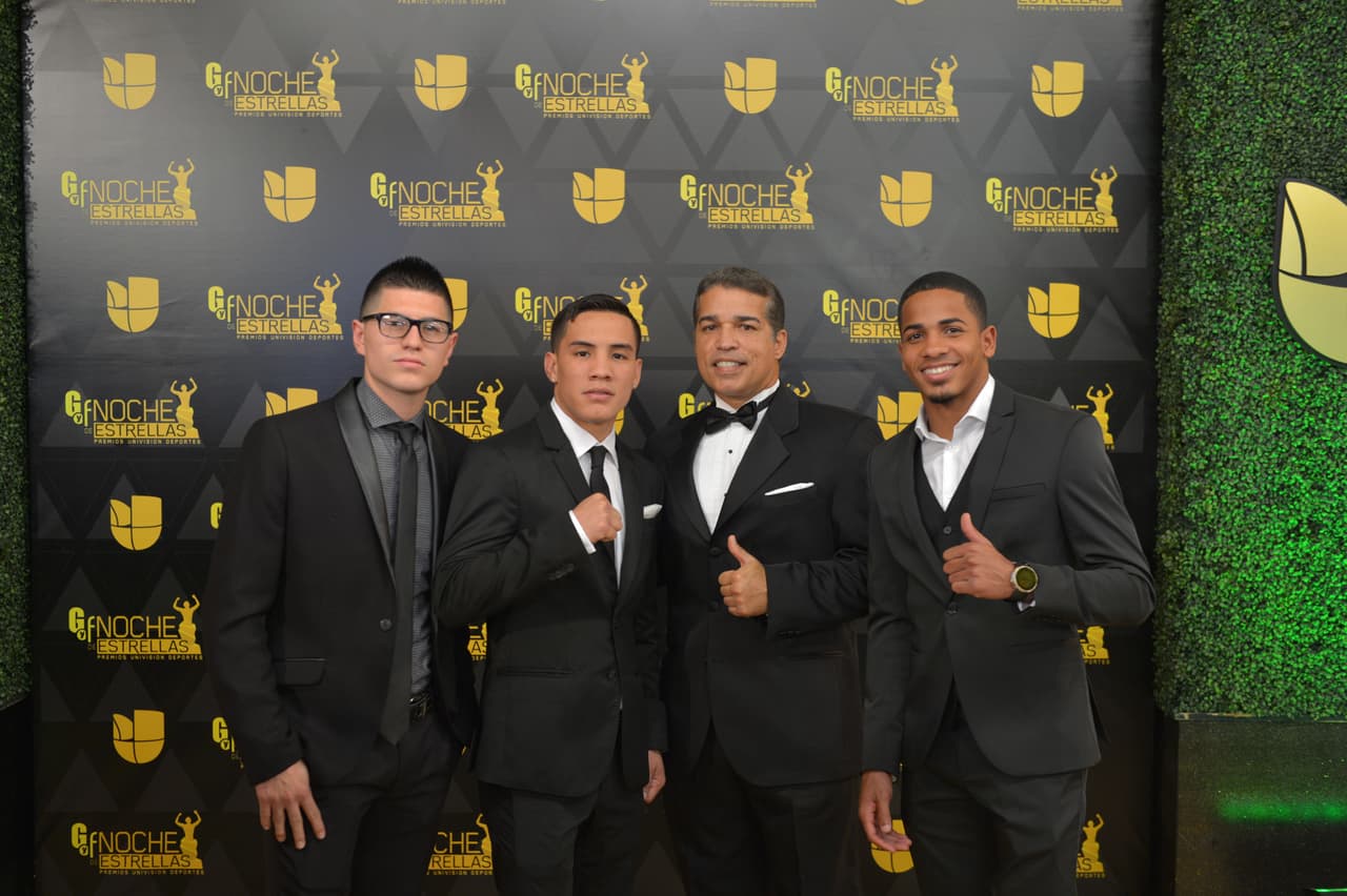 Félix "Diamante" Verdejo y Oscar Váldez derrochando elegancia en la alfombra roja.