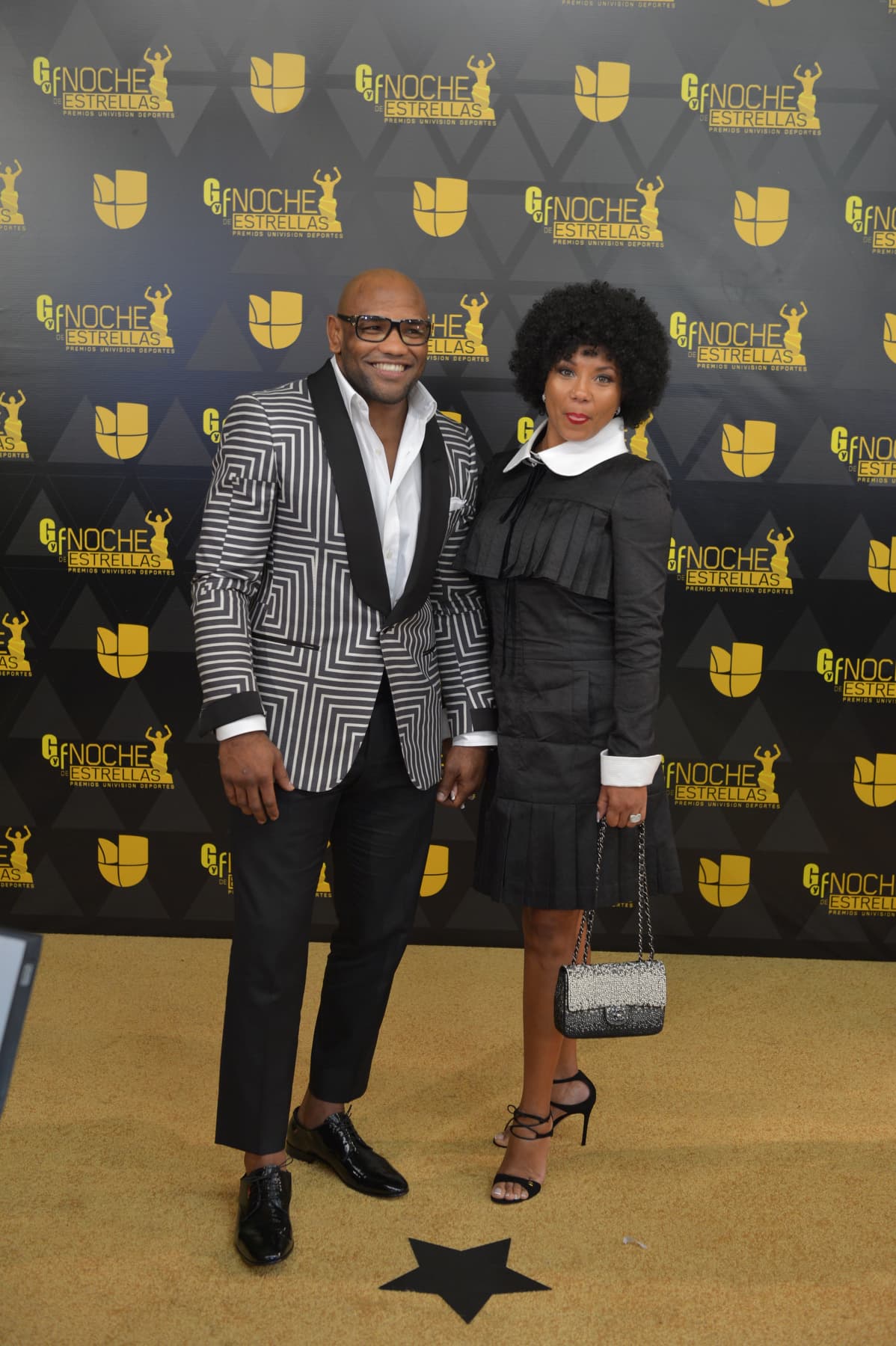 El cubano de la UFC Yoel Romero llega a la alfombra roja con su pareja.