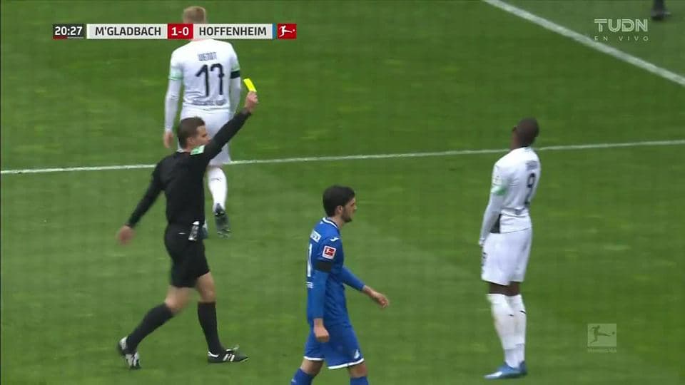 Tarjeta amarilla. El árbitro amonesta a Alassane Pléa de Borussia Mönchengladbach