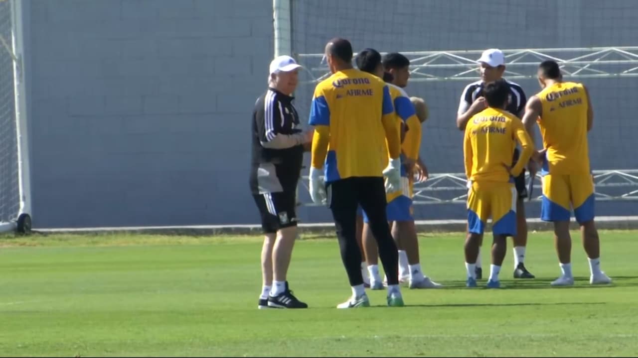Vucetich charla con Nahuel Guzmán en su primer entrenamiento con Tigres