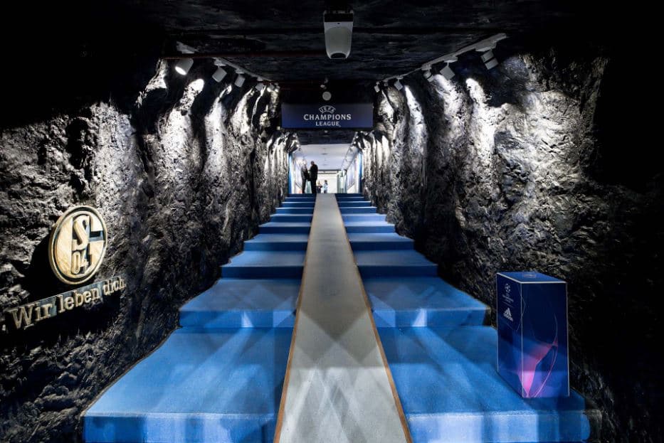 En el Arena auf Schalke, con la expectativa de un partido con buen fútbol, miles de fanáticos del Schalke 04 y algunos otros del Manchester City se dieron cita para vivir la ida de los Octavos de Final de la UEFA Champions League en un gran ambiente.