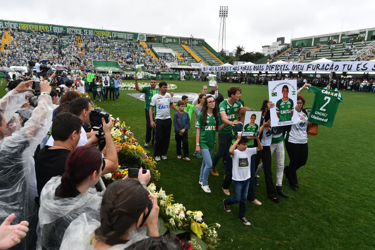 Las familias de las víctimas, que marcharon en el estadio del Chapecoense como homenaje a los fallecidos, están en una batalla judicial con la aerolínea en busca de indemnizaciones por los hechos.