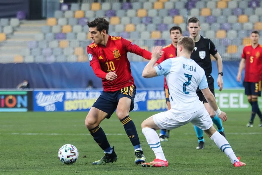 España arranca con victoria y golea a Eslovenia con marcador de 3-0. Javi Puado, Gonzalo Villar y Juan Miranda González fueron los autores de los goles para el conjunto español y se coloca líder de la tabla tras el empate de sus dos rivales, Italia y República Checa, durante la Eurocopa Sub-21.