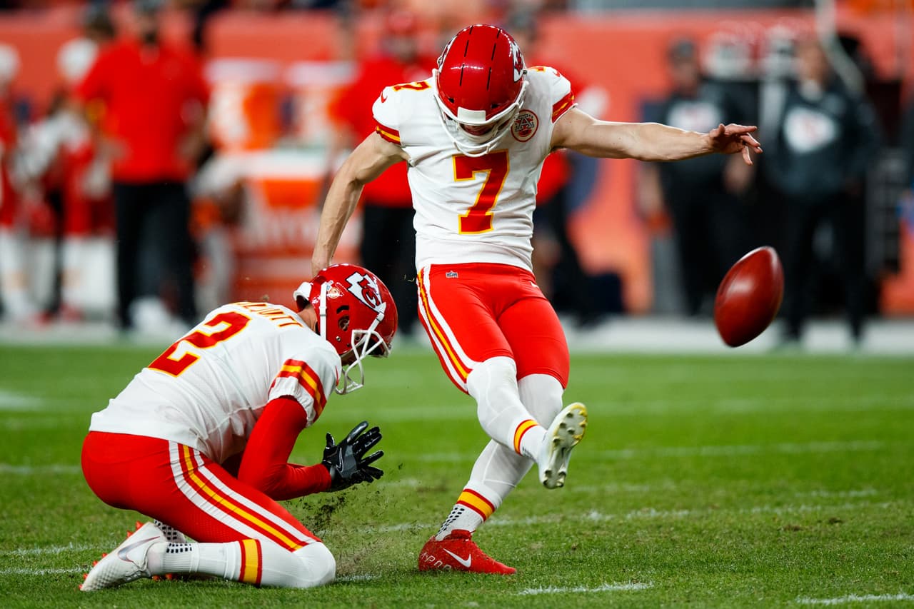 Los Kansas City Chiefs vencen a los Denver Broncos 30-6, pero pierden a Patrick Mahomes por lesión en la rodilla.