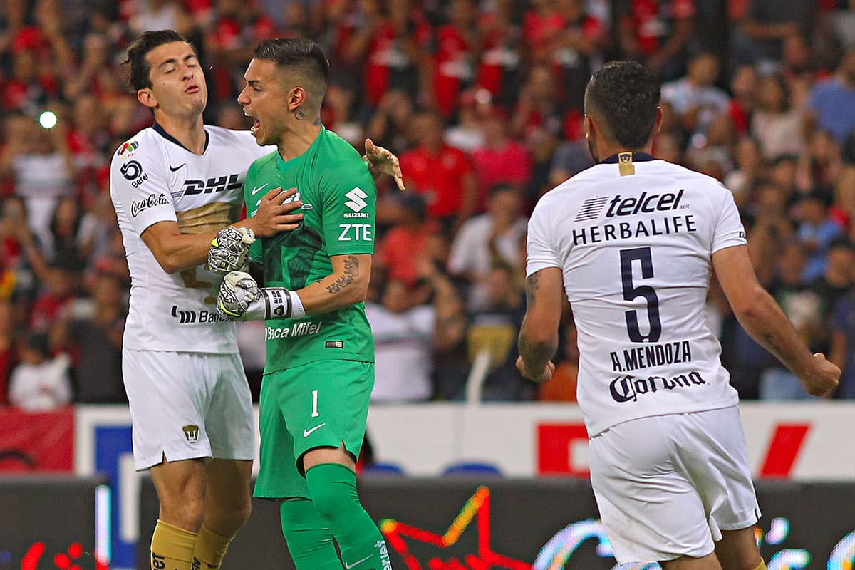 El arquero Alfredo Saldívar (centro) detuvo la pena máxima cobrada por el delantero uruguayo Octavio Rivero, conservando el cero en el arco de Pumas.