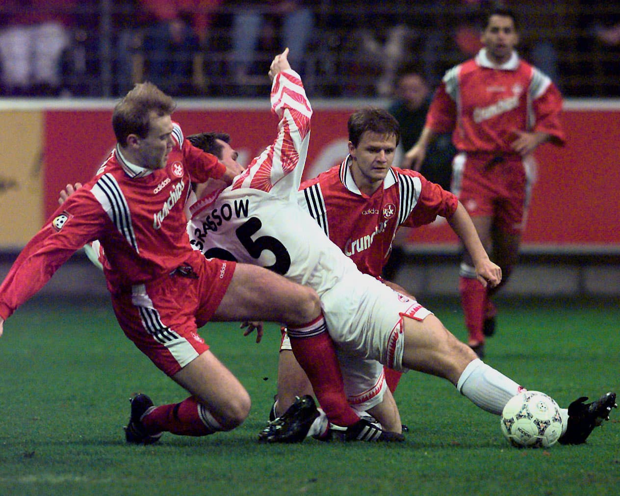 <b>Lejos de volver</b>
<br>- Para que regrese a la Bundesliga, primero debe convertirse en equipo de segunda división y el panorama es complejo.
<br>- Actualmente ocupan el puesto décimo tercero con 37 puntos.
<br>- A pesar de ello, están a 8 unidades de colocarse en zona de ascenso; sin embargo, quedan 30 puntos en disputa y una gran cantidad de equipos puede escalar posiciones, prácticamente no pueden perder y esperar combinaciones de resultados.