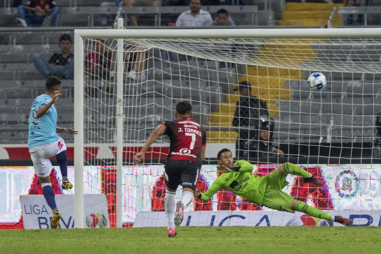 Franco Jara, máximo goleador en la historia de Pachuca, apareció dos ocasiones en los minutos 54 y 61 para darle el tercer triunfo del Clausura 2020 a los hidalguenses y segundo de manera consecutiva.