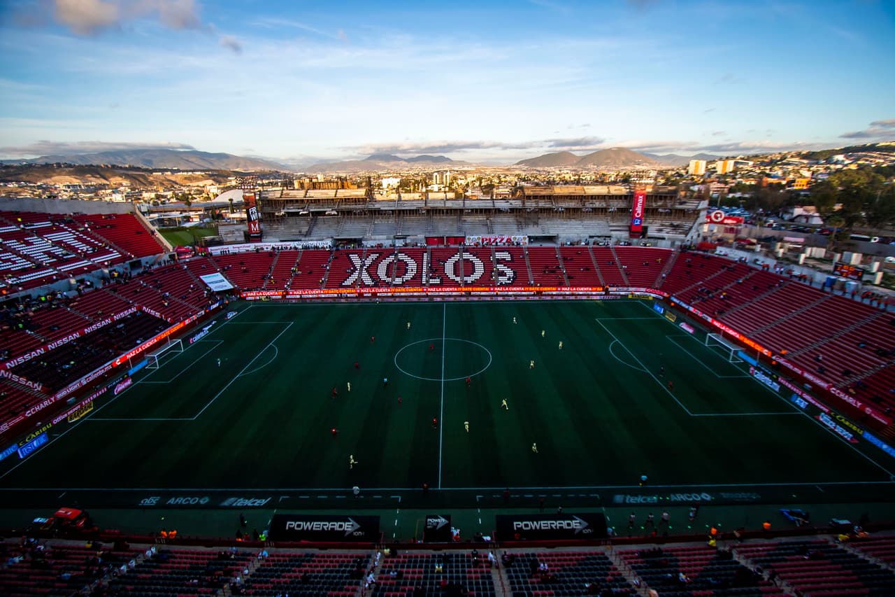 Mientras tanto, dentro el escenario la afici´ón comenzaba a ingresar con calma y los protagonistas ya saltaban al campo para realizar la etapa de calentamiento.