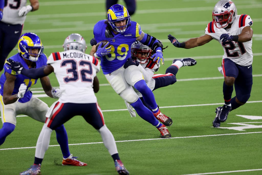 Aaron Donald controla de principio a fin a Cam Newton en la victoria 3-24 sobre los New England Patriots.