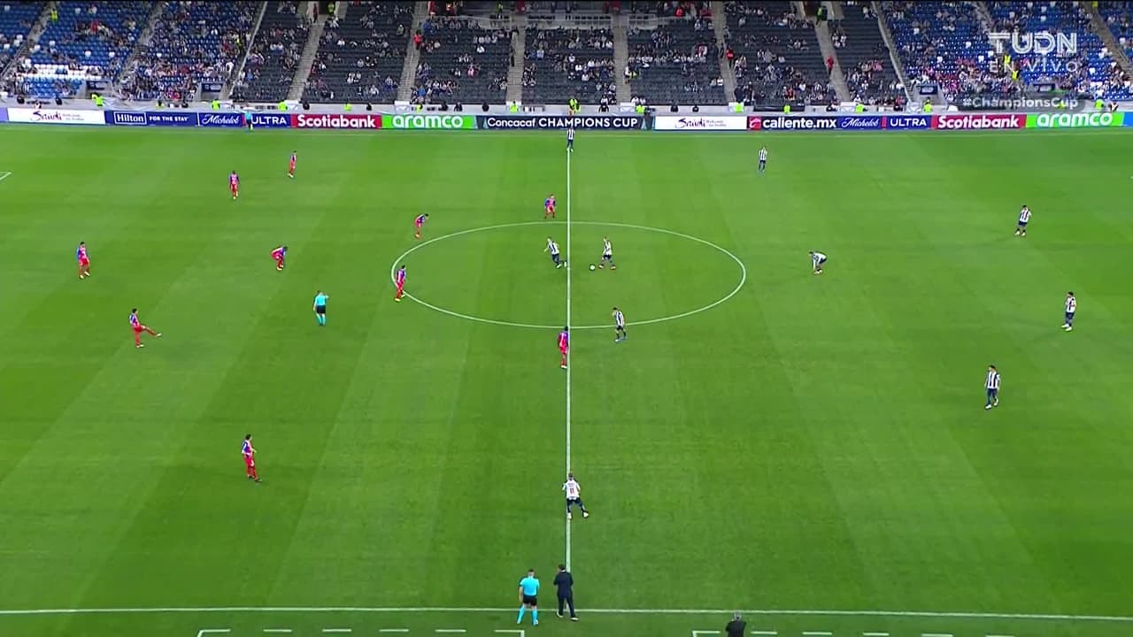 Arranca el partido y la pelota está en juego.