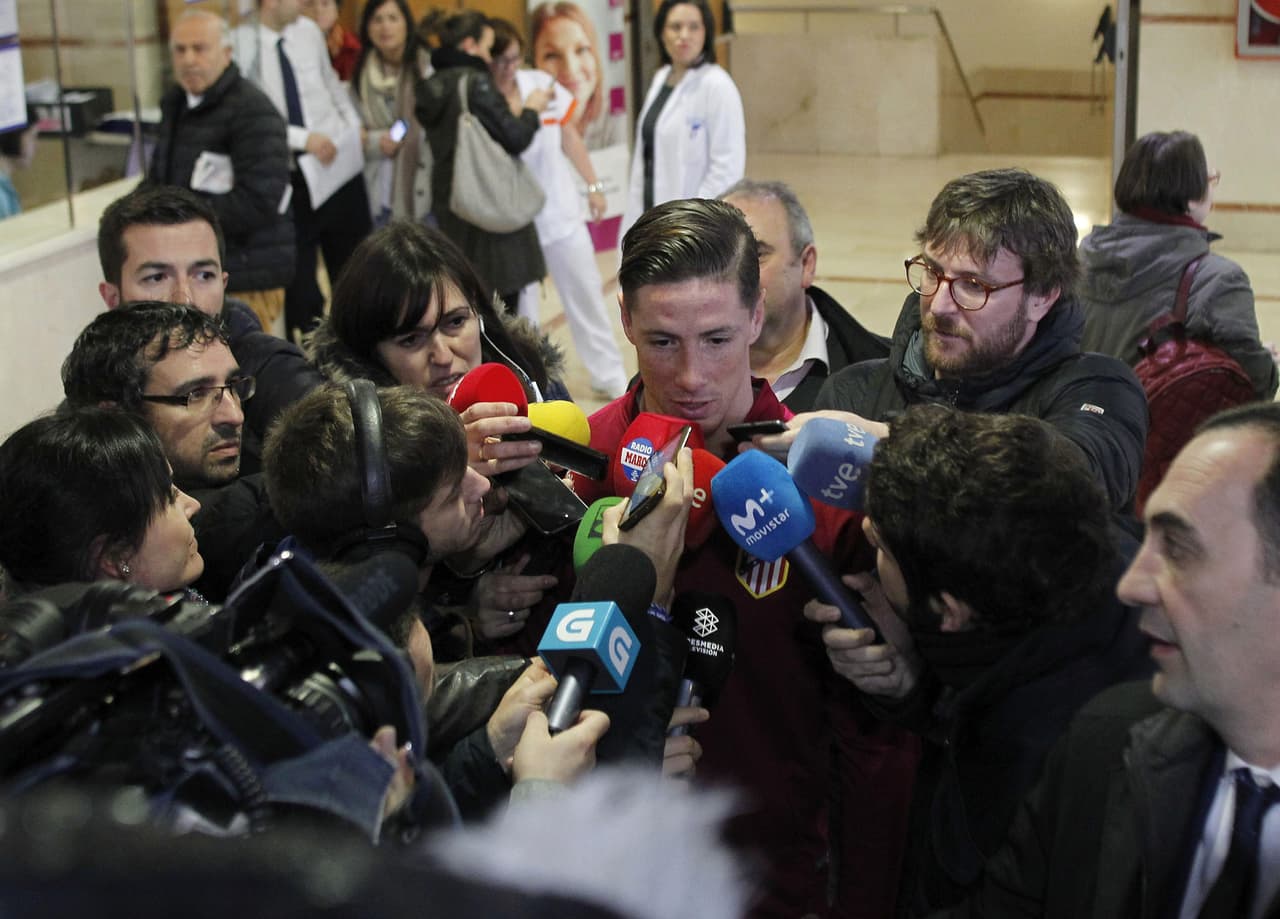 GRA126. A CORUÑA, 03/03/2017.- El delantero del Atlético de Madrid, Fernando Torres, a su salida de un centro hospitalario de A Coruña, donde fue ingresado en la noche de ayer tras un encontronazo con el jugador del Deportivo, Álex Bergantiños. Torres ha recibido el alta hospitalaria este viernes y a su salida de la clínica coruñesa en la que pasó la noche en observación ha agradecido las muestras de cariño que ha recibido y ha asegurado que "por suerte, ha quedado todo en un susto". EFE/Cabalar