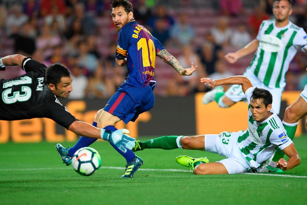 AL minuto 36, tras dominio total del Barcelona, Messi combinó con Deulofeu y Tosca convertiría en contra ante la llegada del argentino por el medio.