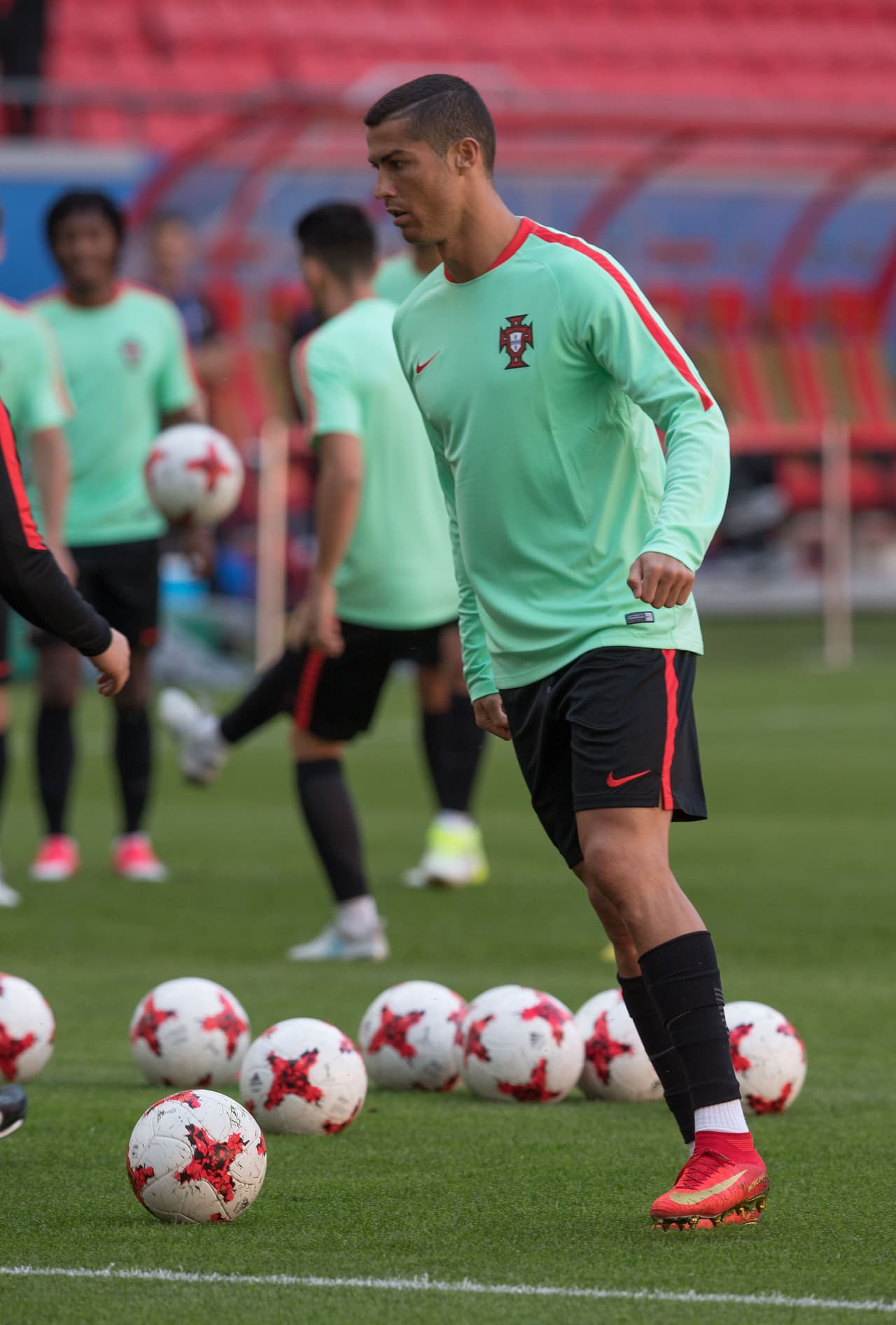 Al jugador del Real Madrid, hasta el momento, se le vio muy concentrado en los trabajos realizados por el cuerpo técnico, diferente a las pasadas sesiones en donde se preocupó más por las cámaras para enviar un mensaje de tranquilidad a sus fanáticos tras el escándalo.