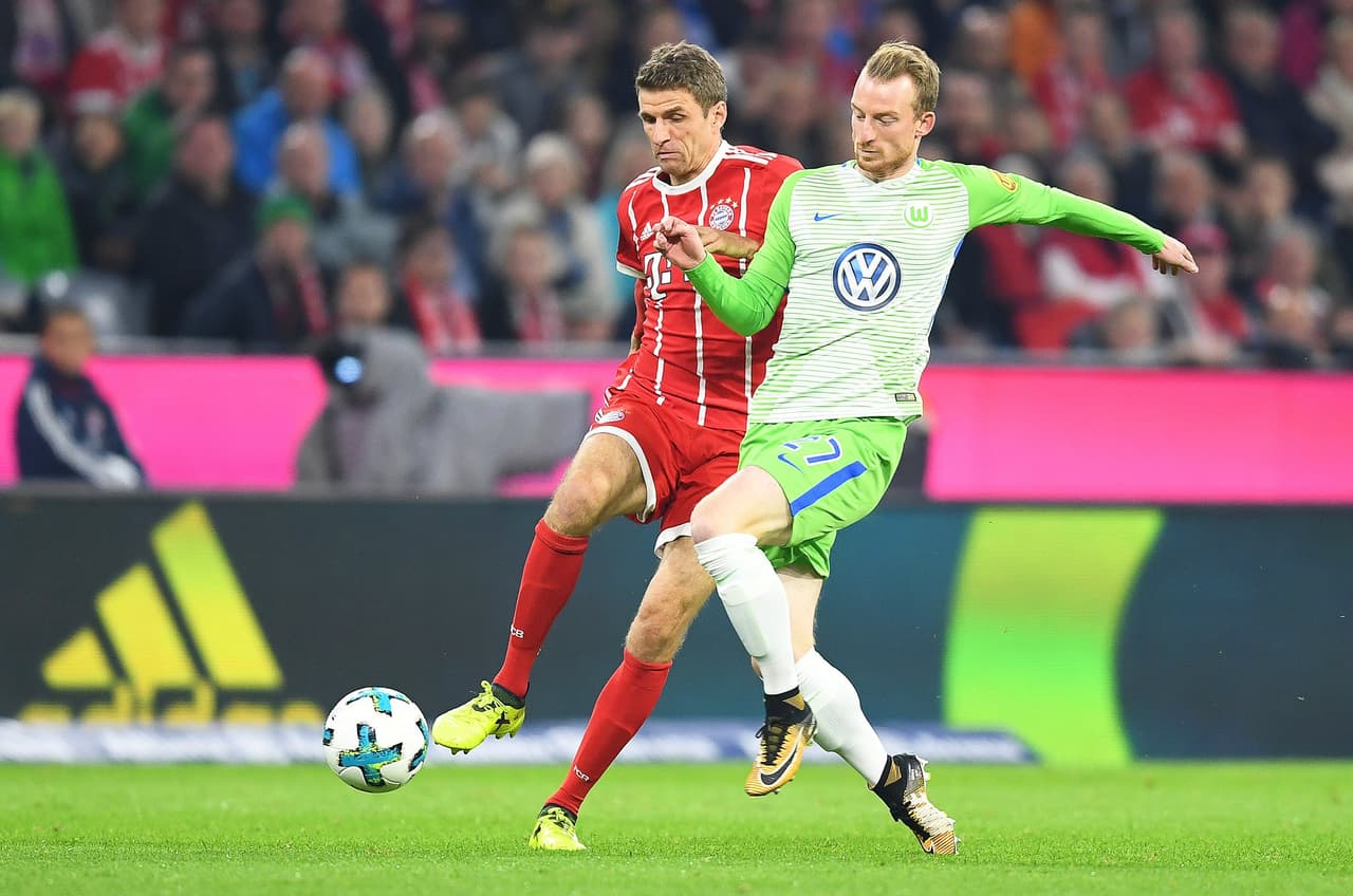 Por los extremos, Thomas Müller hacía lo posible para llevar el balón lo más cerca al área del Wolfsburgo.