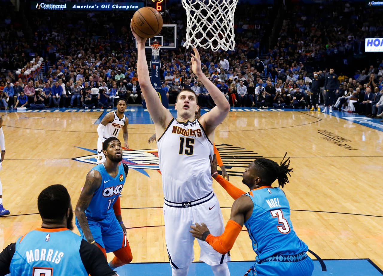 El serbio Nikola Jokic (15) fue el mejor sobre la duela para los Nuggets con 23 puntos y 16 rebotes.