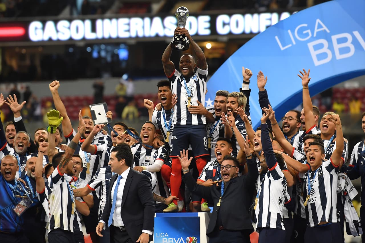 Antonio 'el Turco' Mohamed levanta la Copa con el Monterrey luego de agarrar el equipo en crisis.