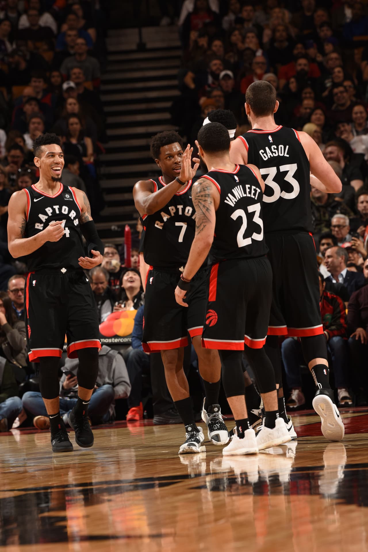 Knicks 92-128 Raptors: liderados por Jeremy Lin, los de Toronto (segundos del Este) superaron con facilidad al equipo de la Gran Manzana en el Scotiabank Arena. Además, para el quinteto canadiense hubo dos dobles-dobles de Marc Gasol y Fred VanVleet.
