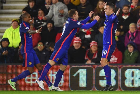 El holandés Van Persie marcó el doblete con el que el United sacó tres valiosos puntos en casa de los 'Saints'.