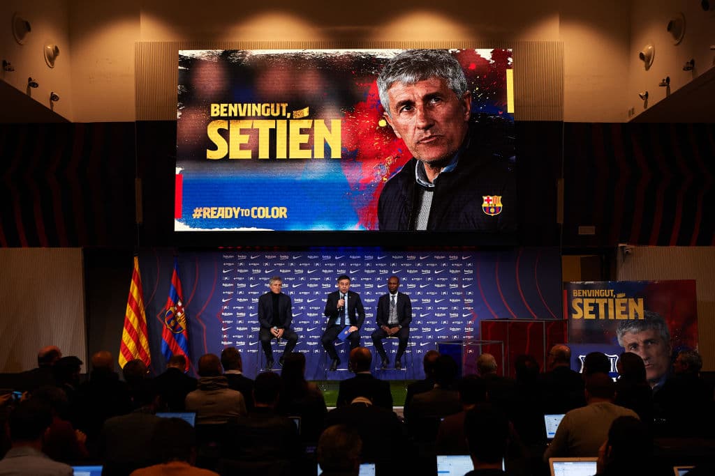 Junto a Josep María Bartomeu y Eric Abidal, directivos del Barça, Quique Setién fue presentado, en conferencia de prensa, como nuevo entrenador hasta el 2022.