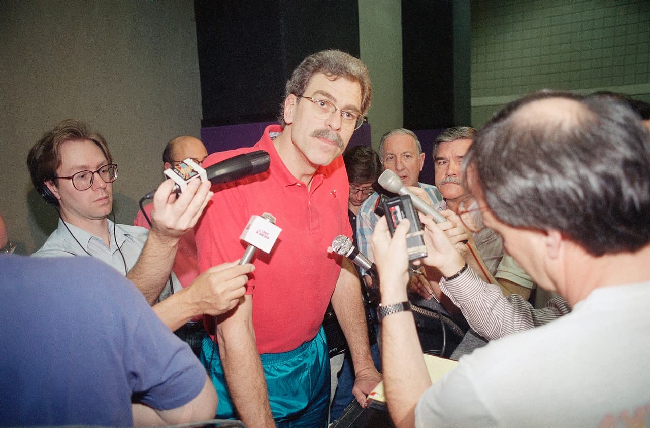 Phil Jackson inició su carrera en el basquetbol en la Universidad de Dakota del Norte donde fue entrenado por el coach Bill Fitch.