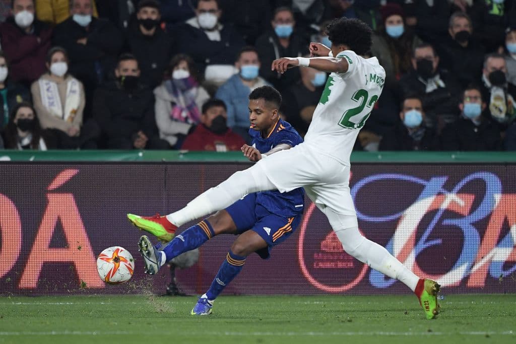 Real Madrid, en un partido vibrante y que se definió en el tiempo extra, le remontó y venció 1-2 al Elche para meterse a los Cuartos de Final de la Copa del Rey. Los madridistas se fueron abajo y con un hombre menos en la primera parte de la prórroga tras un gol de Verdú, pero Isco y Hazard anotaron los tantos del triunfo en el segundo acto.