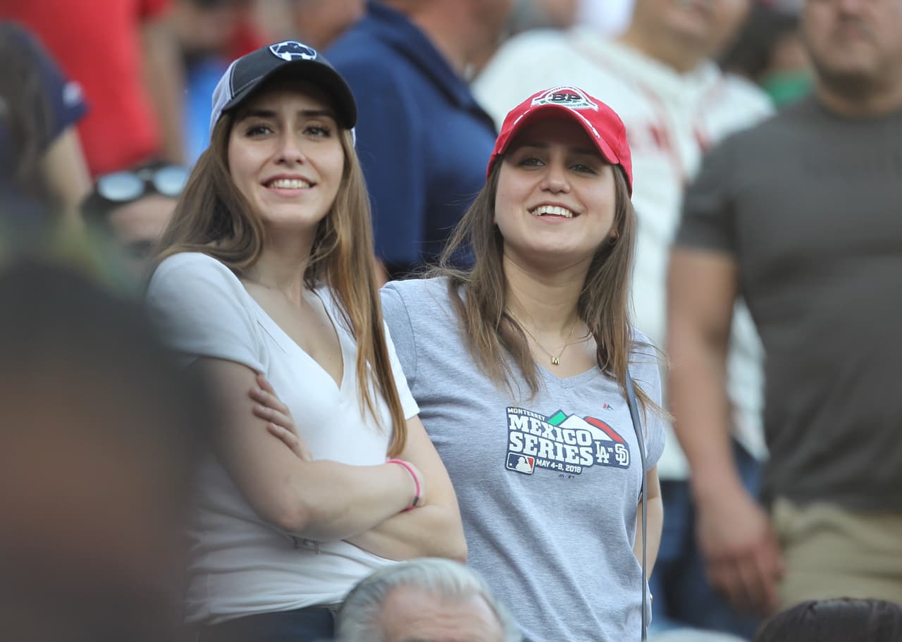 Las fanáticas mexicanas no se perdieron el inicio de la Mexico Series en Monterrey.