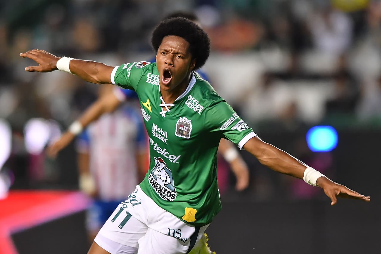 Este fue el uniforme conmemorativo de León.