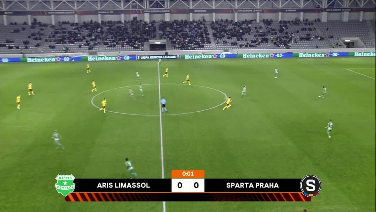 Arranca el partido y la pelota está en juego.