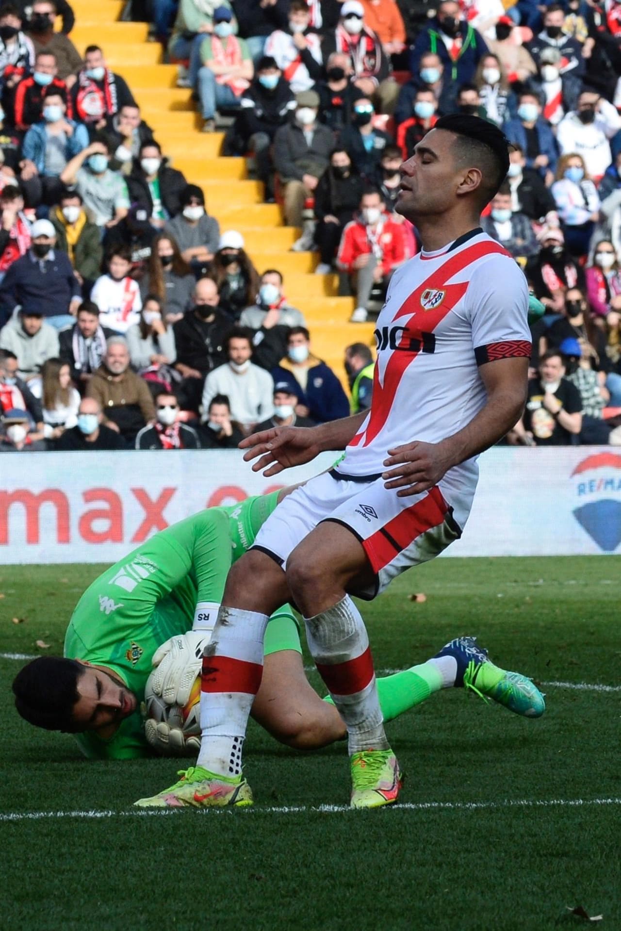 Rayo Vallecano le empata al Real Betis 1-1 durante la J 20 en La Liga. Sergio Canales ponía a los béticos arriba al 45'+2', pero fue Iván Balliu al 70' quien igualó el marcador y permitió que se repartieran puntos. Andrés Guardado ingresó al 39', mientras que Diego Lainez estuvo en la banca.