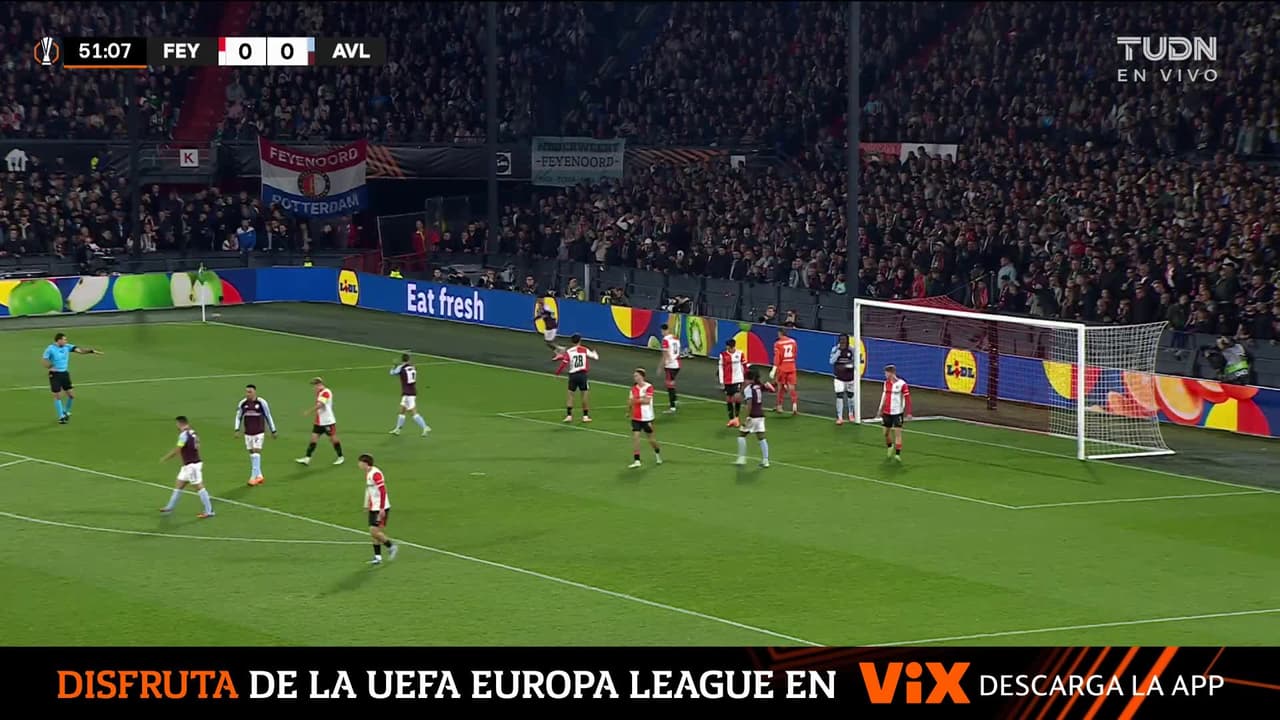 ¡POSTE! Guessand remata de primera y el balón se estrella en el metal