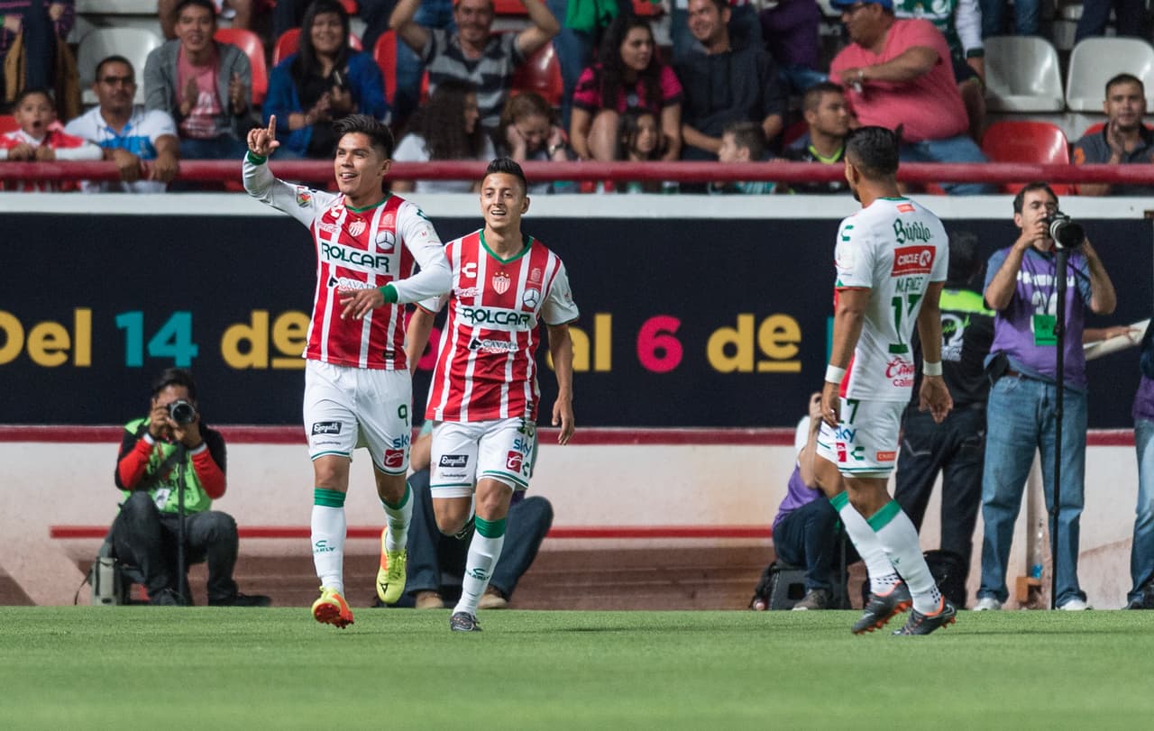 Fue así como Necaxa tuvo en Martín Barragán al minuto 8 al autor del tanto para su primera celebración y ventaja 1-0.