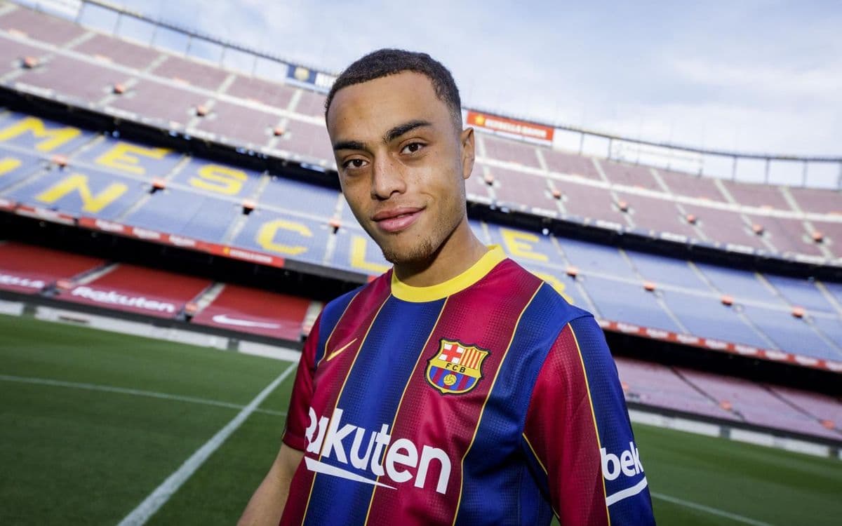 Sergiño Dest es convocado y podría debutar con el Barcelona