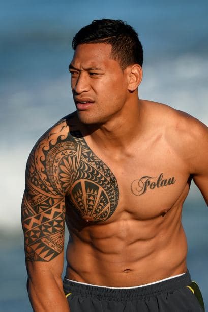 El delantero de los Wallabies de Australia Israel Folau se relaja durante una sesión de recuperación en Coogee Beach de Sydney.
