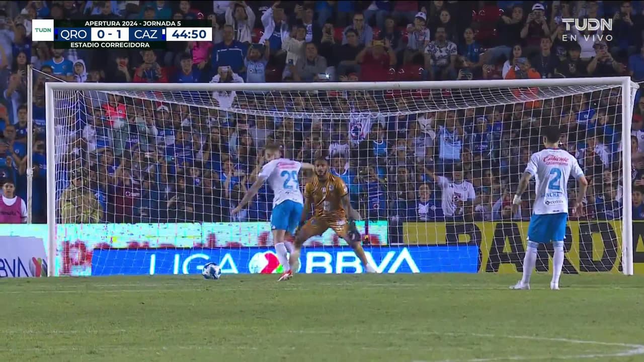 ¡GOL!  anota para Cruz Azul. Carlos Rotondi