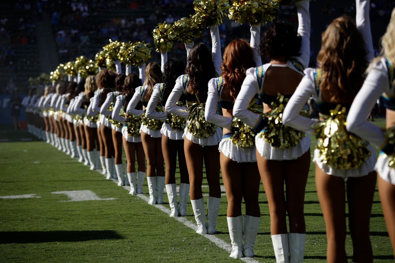 Las sensuales animadoras de la NFL le dieron alegría, belleza y energía al espectáculo del fútbol americano estadounidense en su Semana 13 de competencia, en un condimento único para el público.