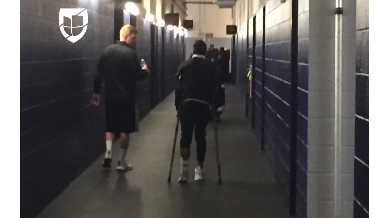 Marco Fabián salió en muletas del estadio en Los Ángeles