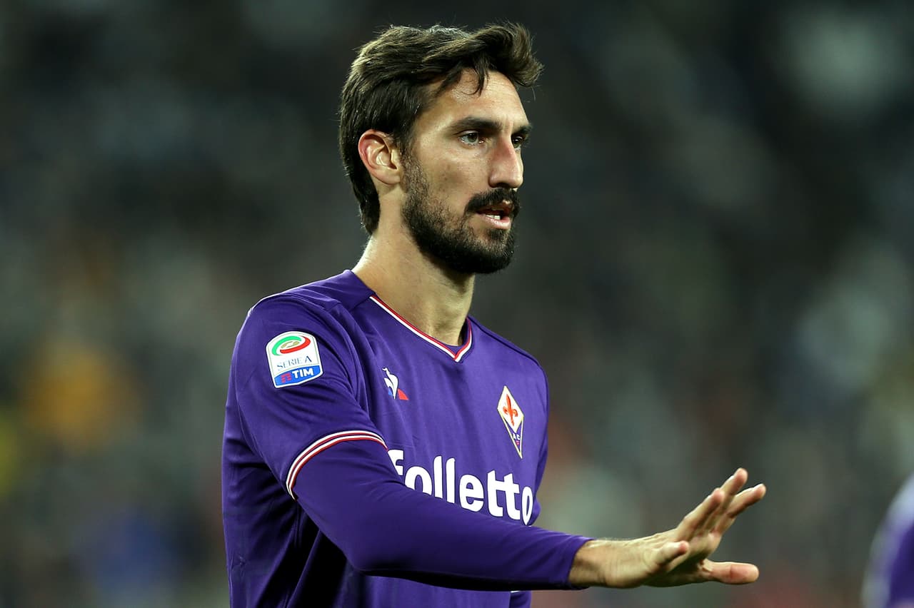 <b>Davide Astori</b>: capitán de Fiorentina, defensor italiano y jugador de la Selección de Italia. Perdió la vida a sus 31 años el pasado 4 de marzo del 2018, mientras dormía en el hotel de concentración de la ‘viola’.
<br>