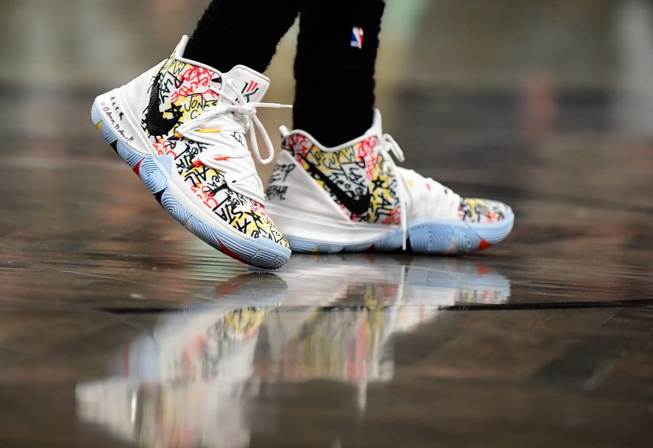 Los tenis de Kyrie Irving #11 de Brooklyn Nets.