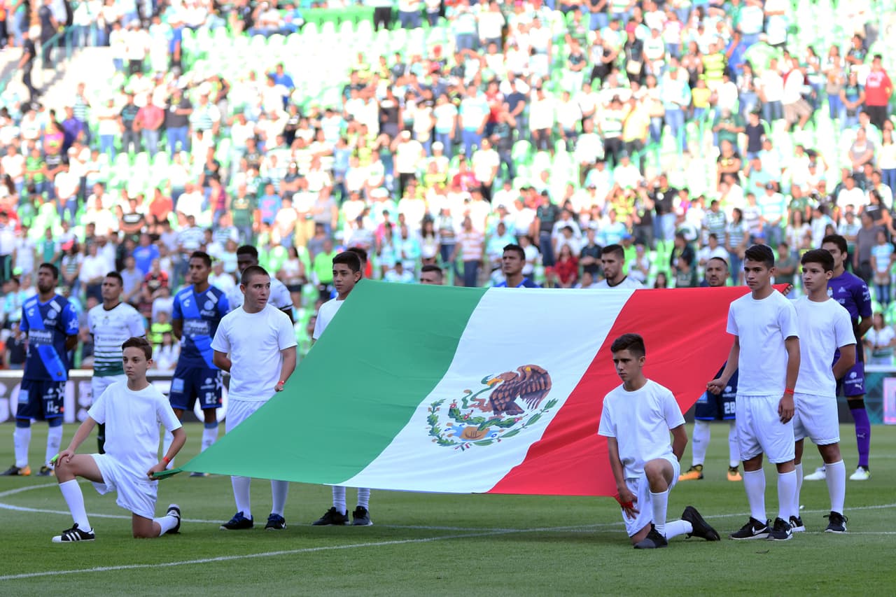 La bandera mexicana luce en todo su esplendor previo al arranque del juegol