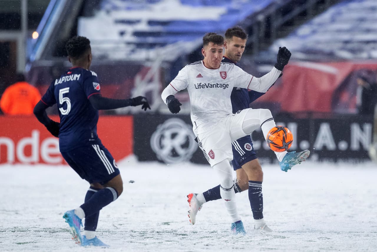 En el Gillette Stadium, Real Salt Lake dio una de las sorpresas del fin de semana al derrotar a domicilio por 3-2 a New England Revolution.
<br>