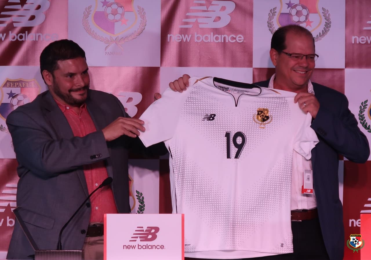 Este jueves, en una rueda de prensa, la Fepafut dio a conocer la playera con la que jugará la Copa Oro en los próximos días. Lejos de los colores tradiciones,
<a href="https://www.univision.com/deportes/futbol/copa-oro/costa-rica-vestira-de-gala-en-la-copa-oro-con-una-playera-especial-fotos" target="_blank">como fue el caso de Costa Rica</a>, los Canaleros tendrán un jersey blanco con detalles negros, dejando a un lado el rojo y el azul de su bandera. Además, tendrá unos patrones inspirados en el águila harpía, ave nacional, y el escudo será dorado.